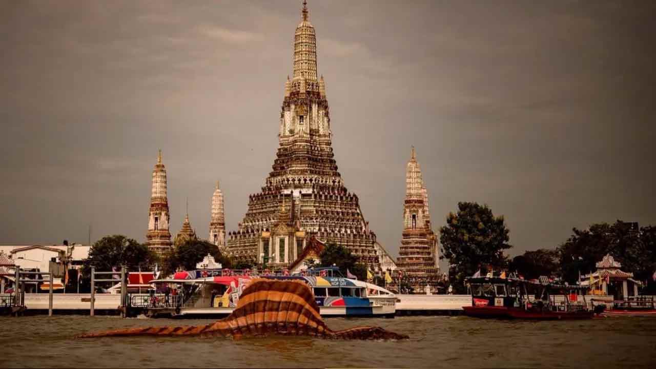 shovespin The Spinosaurus from Jurassic World Rebirth reappeared in the Chao Phraya River today.