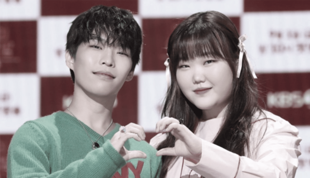 AKMU ประกาศยุติสัญญากับ YG Entertainment หลังร่วมงานยาวนานกว่า 12 ปี เพื่อมุ่งสู่เส้นทางใหม่ที่มีอิสระทางดนตรีมากขึ้น กระทบทั้งวงการบันเทิงและทิศทางการทำเพลงในอนาคต